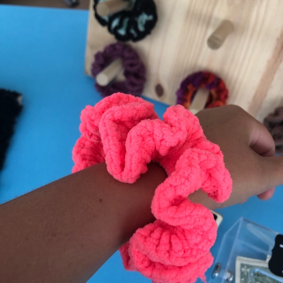 (Bundle of 4) Random crochet scrunchies - Picture 6 of 7